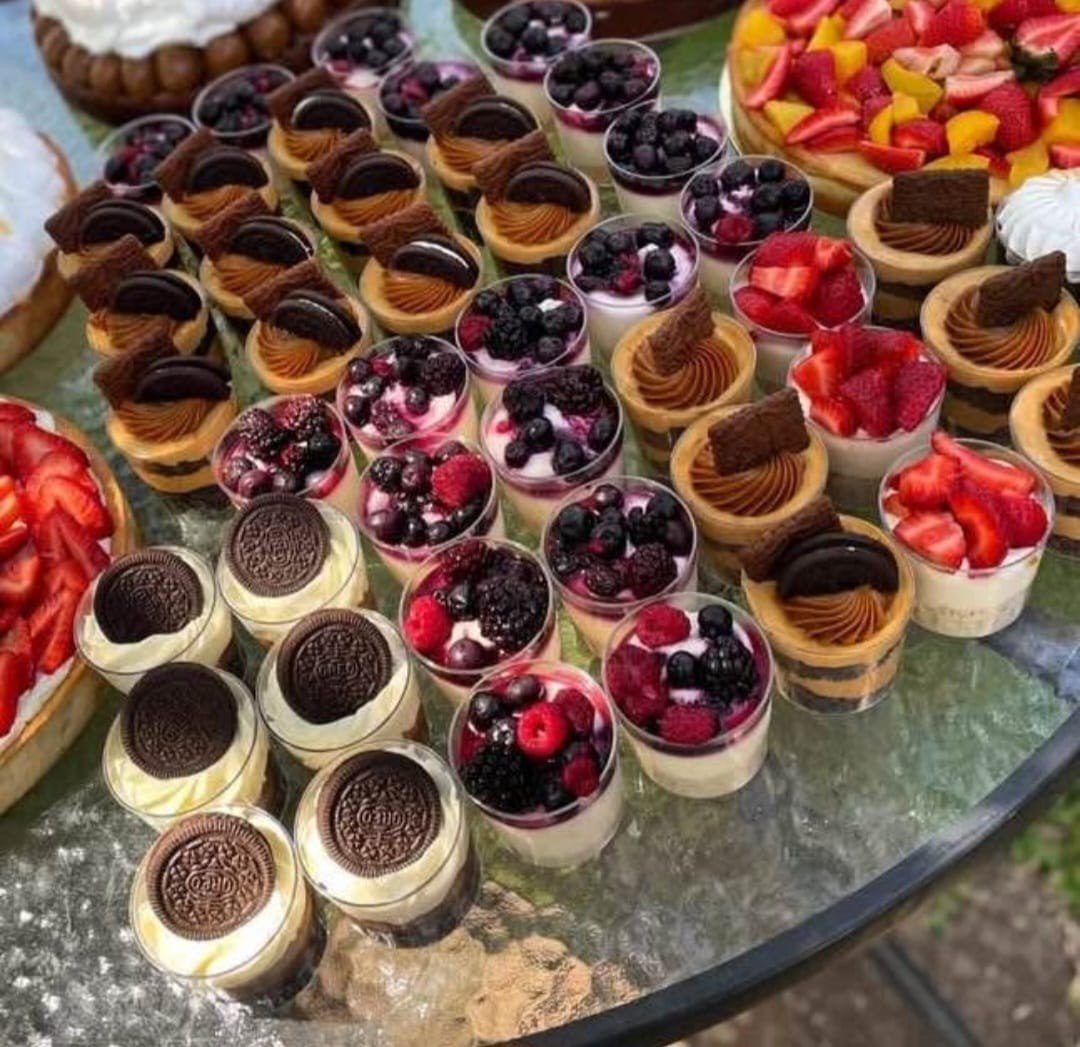 Variedad de postres individuales con frutos rojos y galleta Oreo